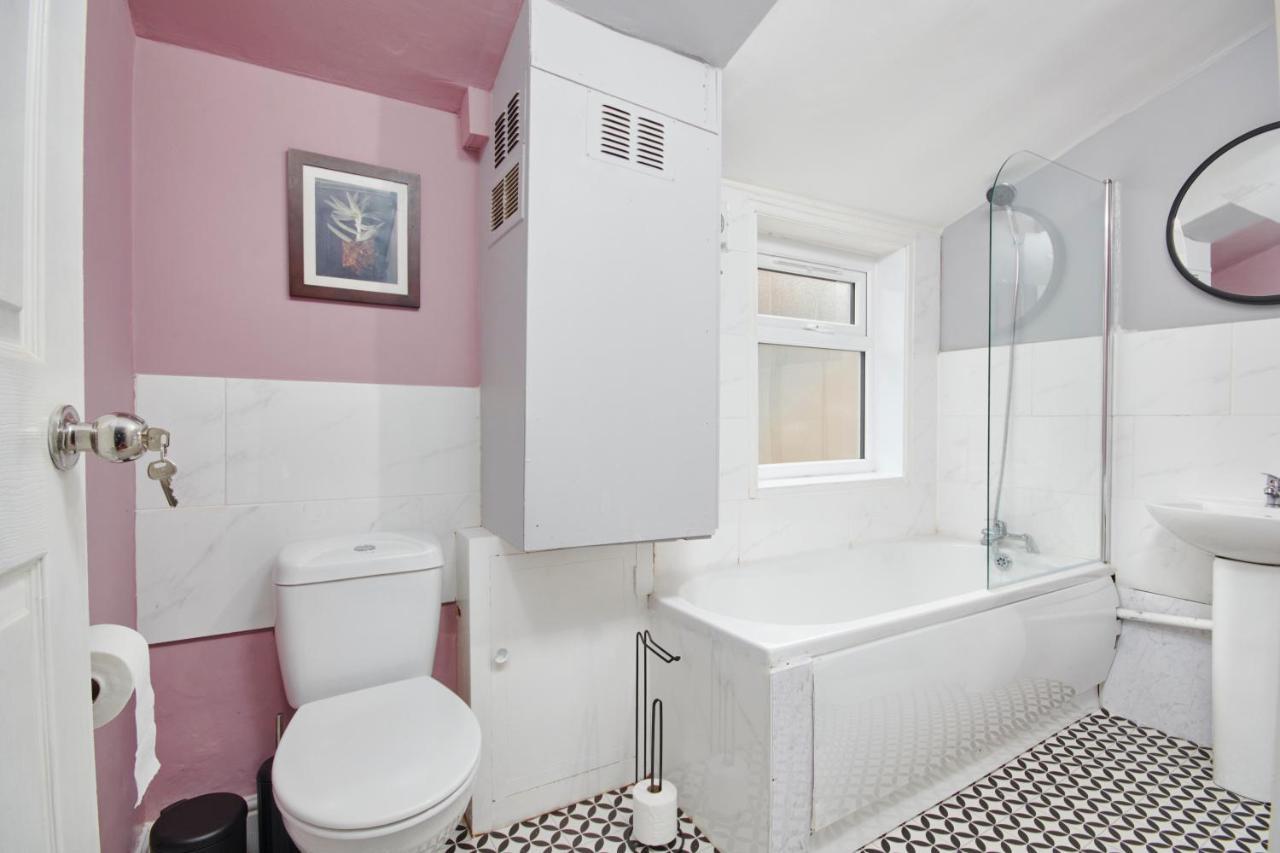 5 Bed House In Leamington Spa Perfect For Contractors With 7 Beds By Purestay - 14 Night Min! Экстерьер фото